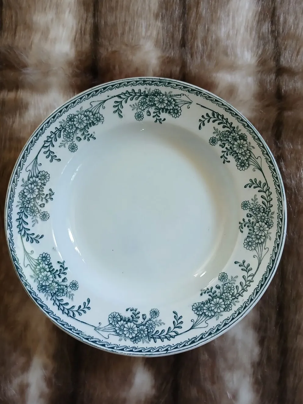 9 assiettes creuses anciennes dépareillées