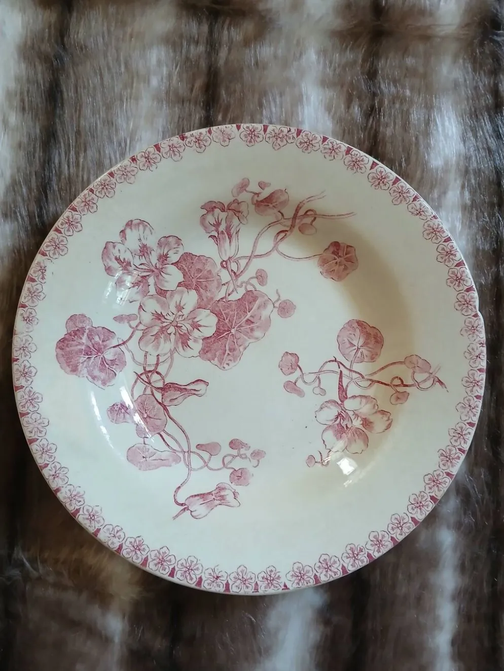 9 assiettes creuses anciennes dépareillées