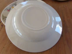 4 assiettes creuses et 4 assiettes plates anciennes au décor floral