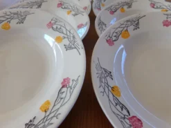 4 assiettes creuses et 4 assiettes plates anciennes au décor floral