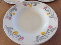 4 assiettes creuses et 4 assiettes plates anciennes au décor floral