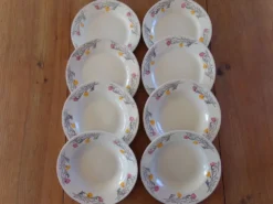 4 assiettes creuses et 4 assiettes plates anciennes au décor floral