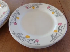 4 assiettes creuses et 4 assiettes plates anciennes au décor floral