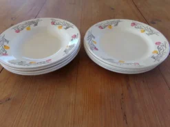 4 assiettes creuses et 4 assiettes plates anciennes au décor floral