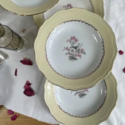 6 assiettes creuses faïence ancienne crème dorure avec fleurs Amandinoise