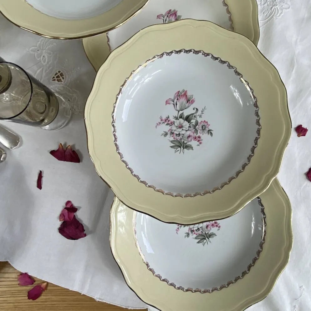 6 assiettes creuses faïence ancienne crème dorure avec fleurs Amandinoise