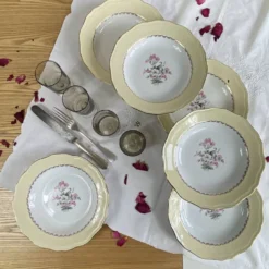 6 assiettes creuses faïence ancienne crème dorure avec fleurs Amandinoise