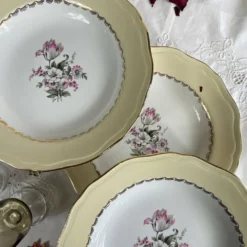 6 assiettes creuses faïence ancienne crème dorure avec fleurs Amandinoise