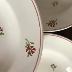 Assiettes creuses Niderviller décor rouge et vert