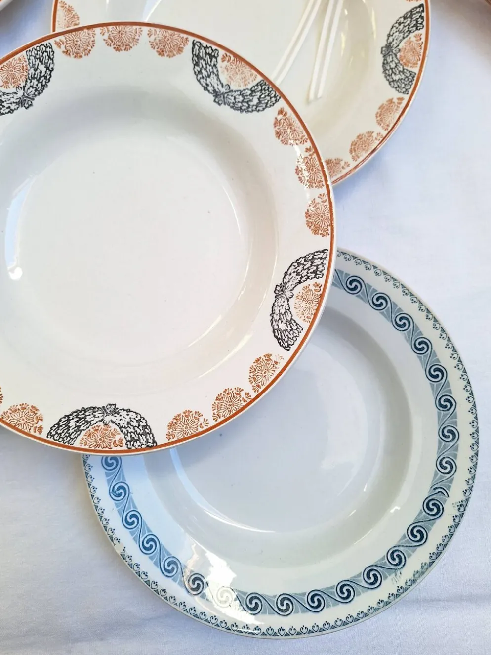 Assiettes creuses orange et bleu HBCM et St Amand