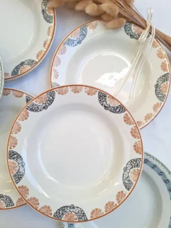 Assiettes creuses orange et bleu HBCM et St Amand