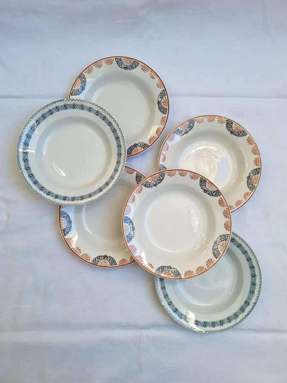 Assiettes creuses orange et bleu HBCM et St Amand