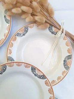 Assiettes creuses orange et bleu HBCM et St Amand