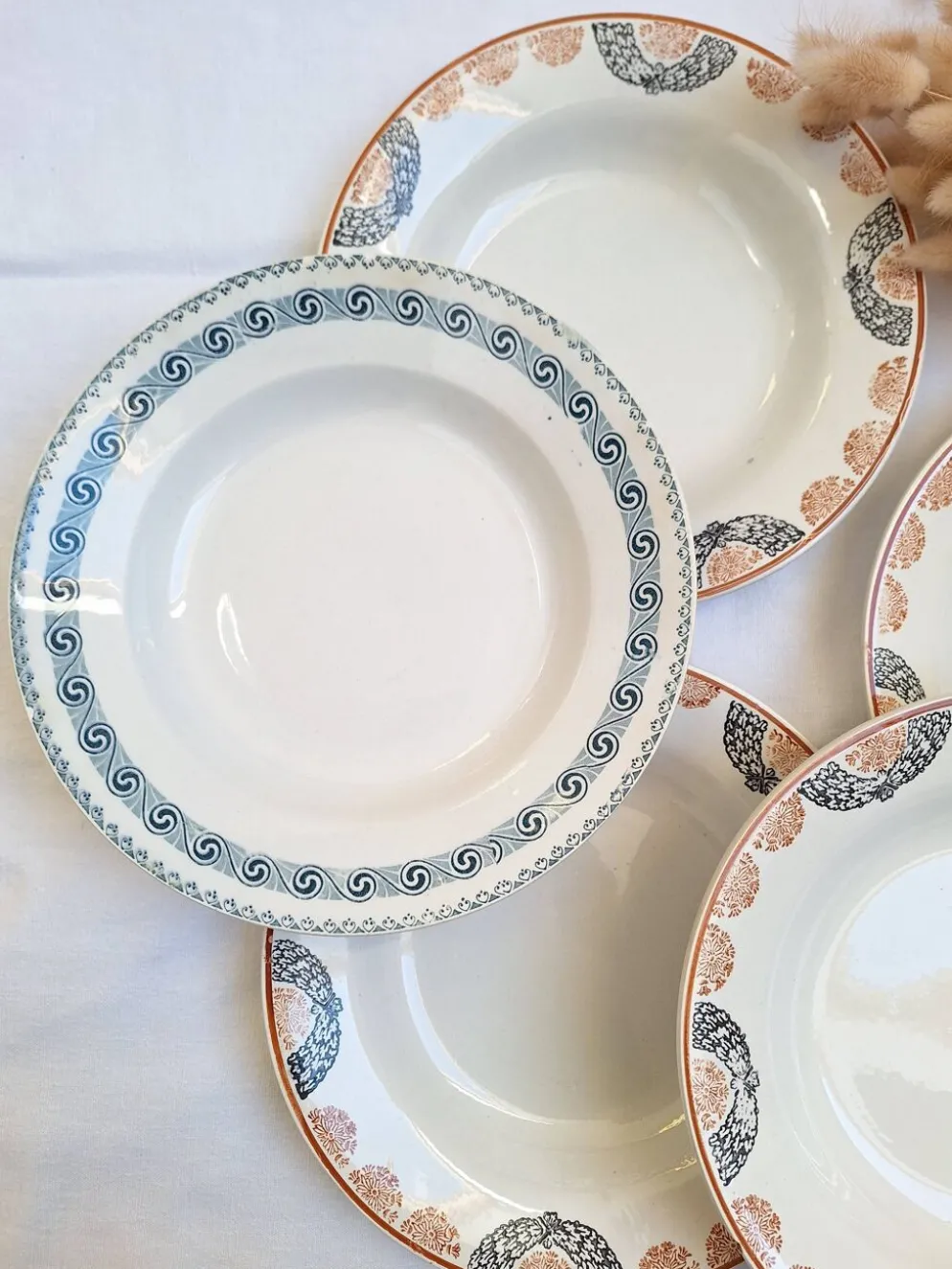 Assiettes creuses orange et bleu HBCM et St Amand