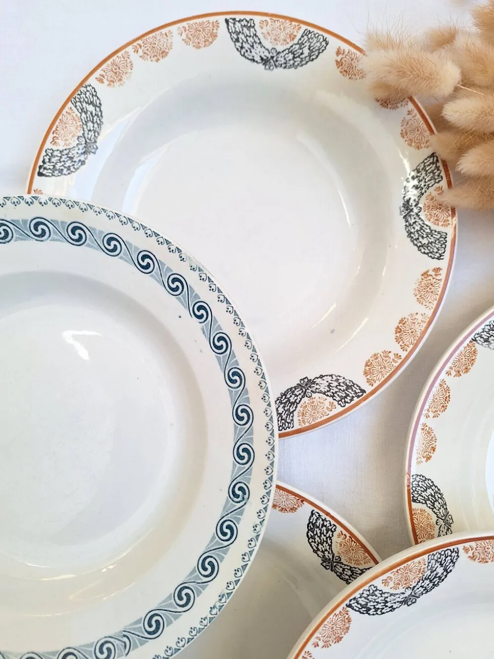 Assiettes creuses orange et bleu HBCM et St Amand