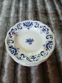 11 assiettes creuses 