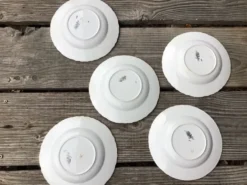 5 assiettes creuses Sarreguemines bord ondulé bleu fleurs blanches