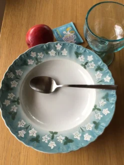 5 assiettes creuses Sarreguemines bord ondulé bleu fleurs blanches