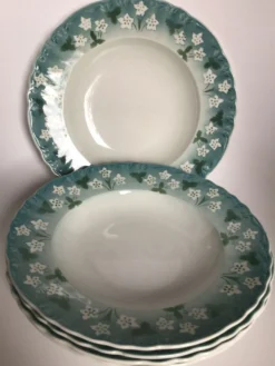 5 assiettes creuses Sarreguemines bord ondulé bleu fleurs blanches