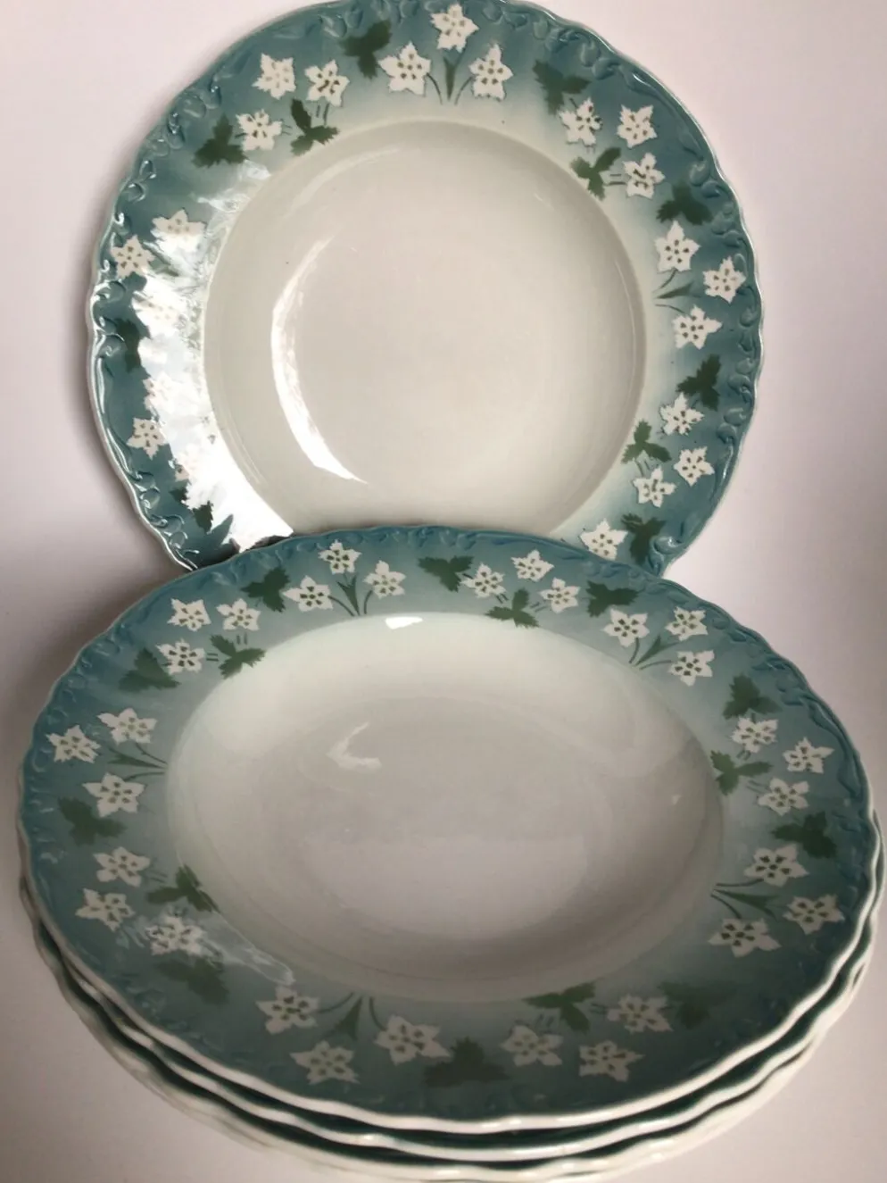5 assiettes creuses Sarreguemines bord ondulé bleu fleurs blanches