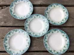 5 assiettes creuses Sarreguemines bord ondulé bleu fleurs blanches
