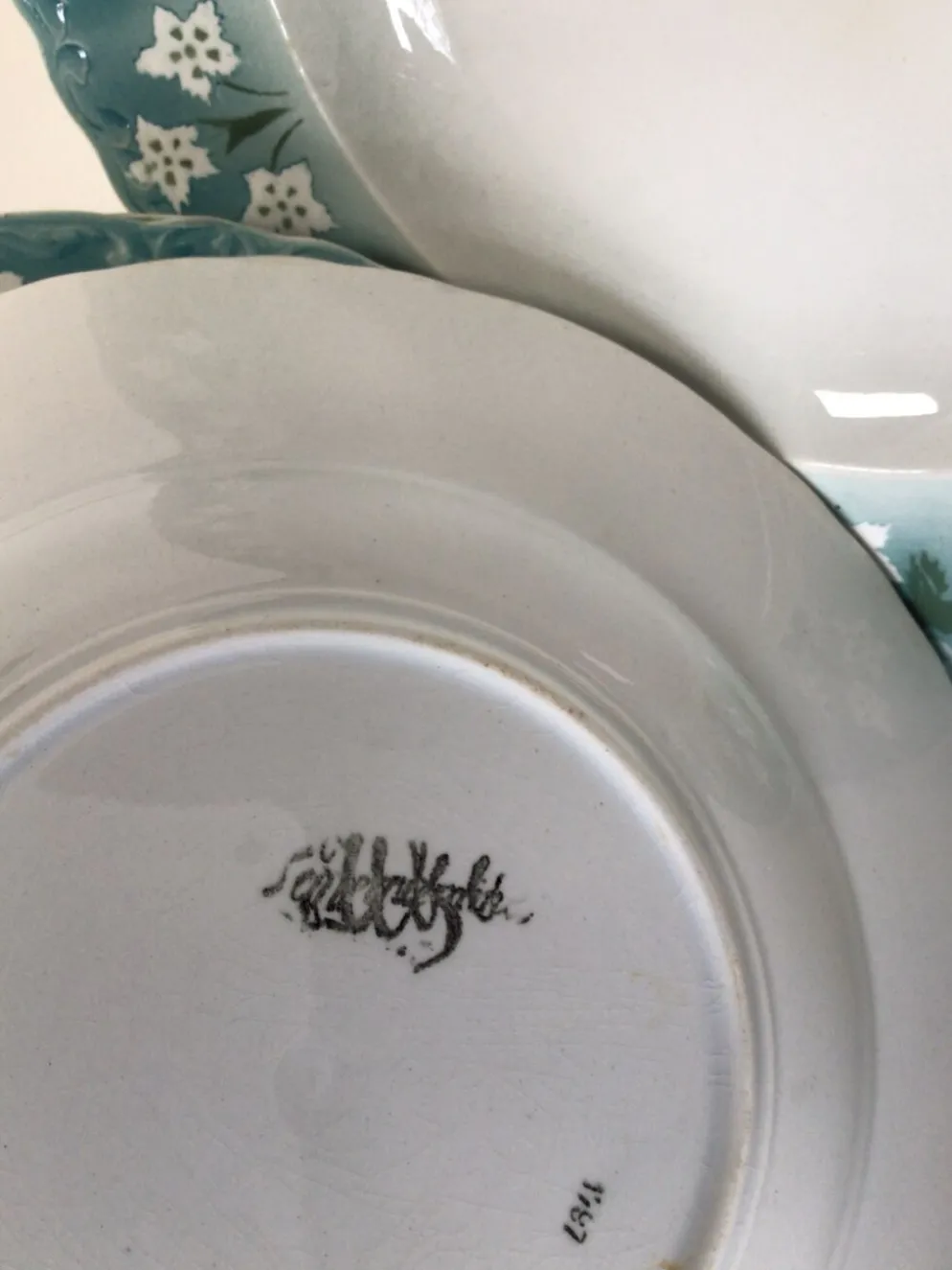 5 assiettes creuses Sarreguemines bord ondulé bleu fleurs blanches