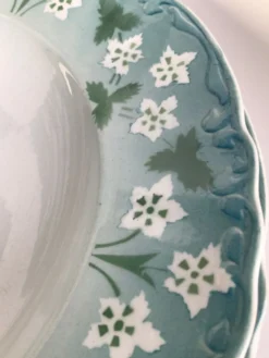 5 assiettes creuses Sarreguemines bord ondulé bleu fleurs blanches