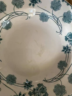 Assiettes creuses Sarreguemines modele géranium en bleu 1900.