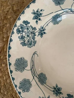 Assiettes creuses Sarreguemines modele géranium en bleu 1900.
