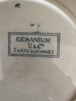 Assiettes creuses Sarreguemines modele géranium en bleu 1900.