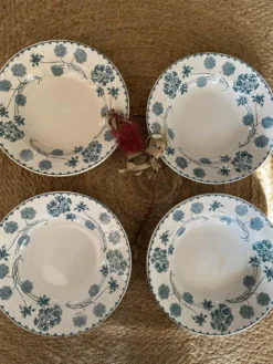 Assiettes creuses Sarreguemines modele géranium en bleu 1900.