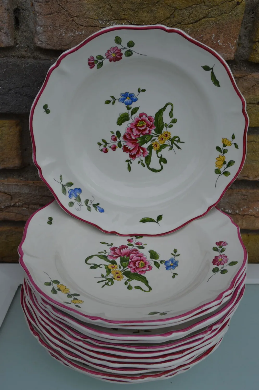 12 assiettes creuses Vieux Saint Amand 1713