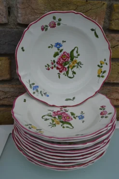 12 assiettes creuses Vieux Saint Amand 1713
