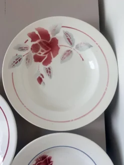 3 assiettes creuses vintage en pêle mêle 220637