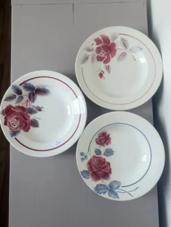 3 assiettes creuses vintage en pêle mêle 220637