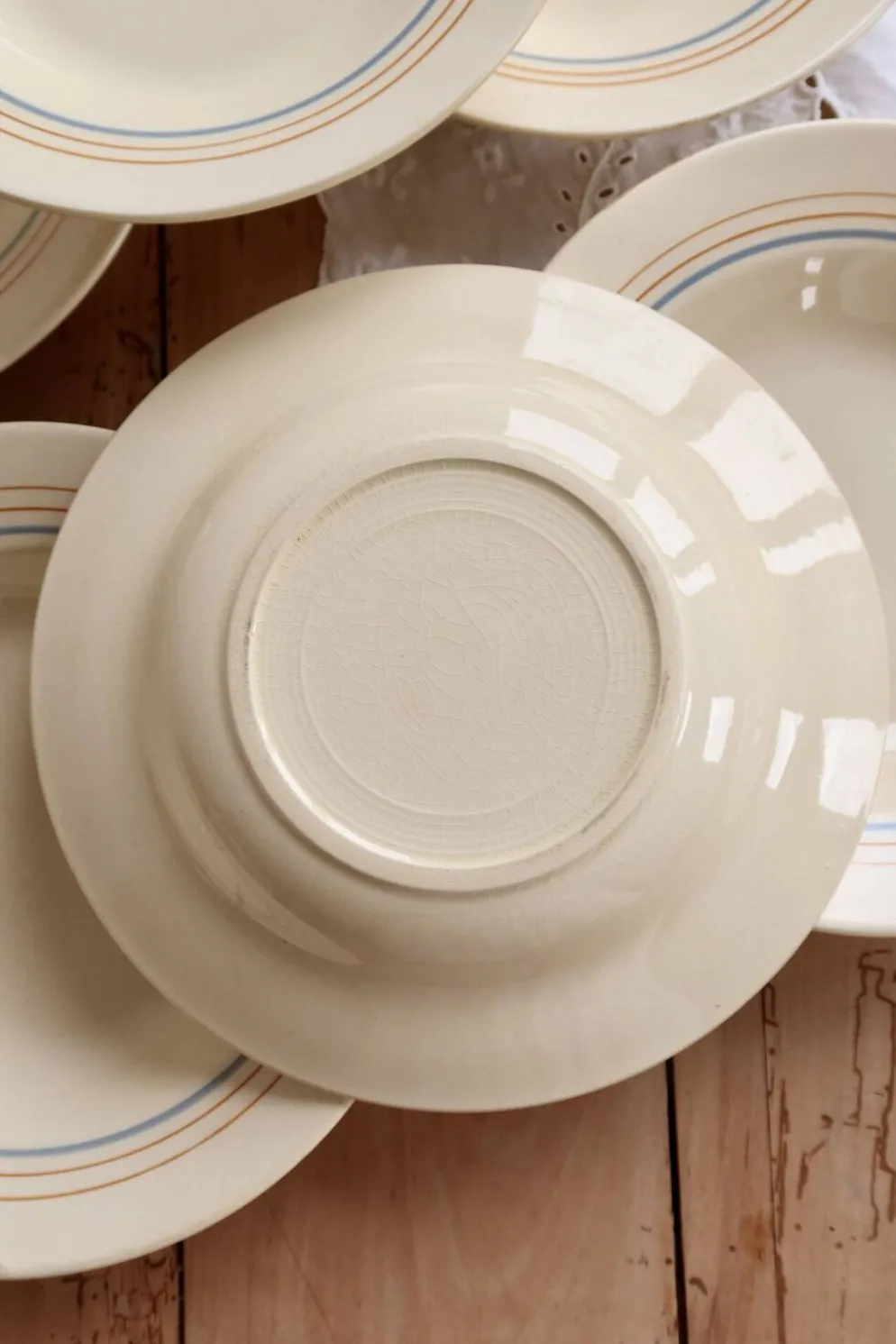 6 assiettes creuses vintage faïence ivoire – liserés bleu pâle et orange