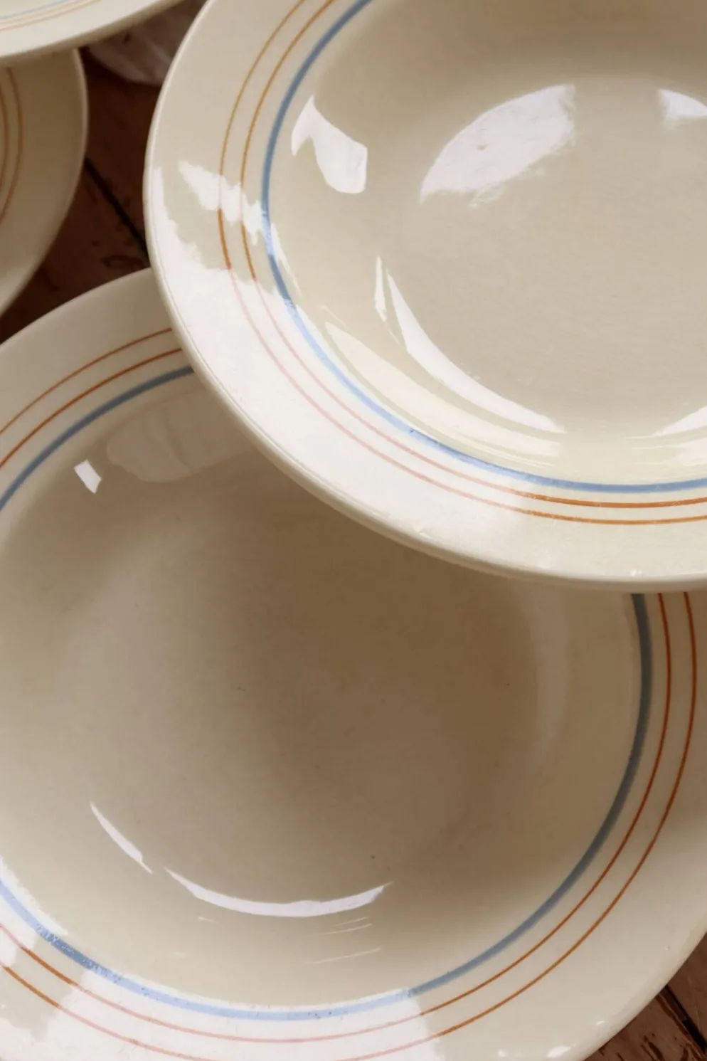 6 assiettes creuses vintage faïence ivoire – liserés bleu pâle et orange