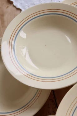 6 assiettes creuses vintage faïence ivoire – liserés bleu pâle et orange