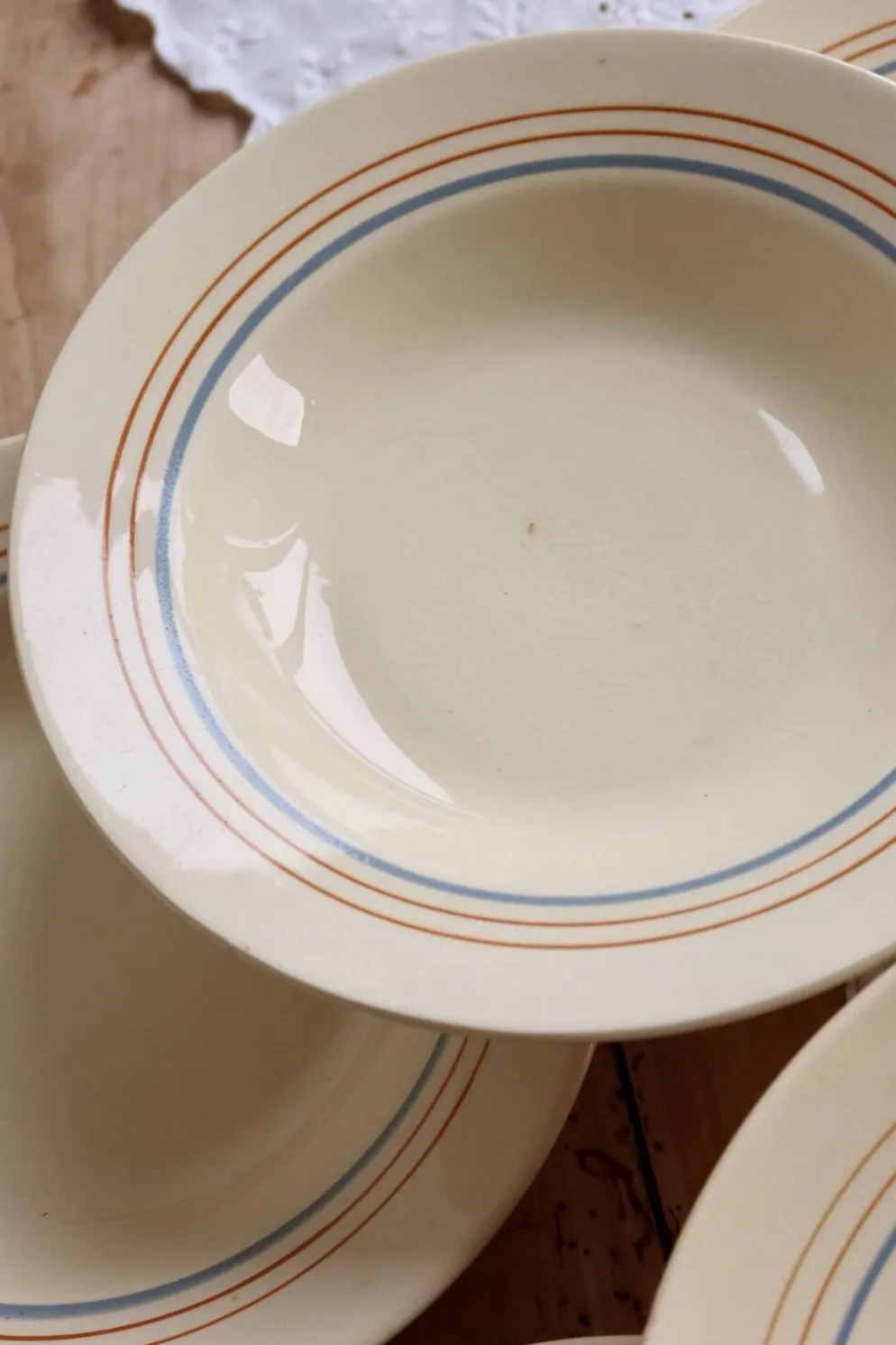 6 assiettes creuses vintage faïence ivoire – liserés bleu pâle et orange