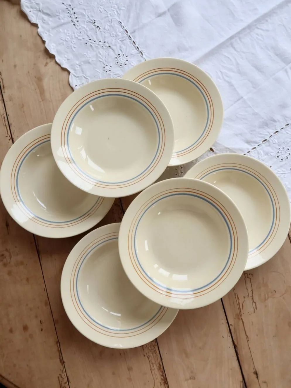 6 assiettes creuses vintage faïence ivoire – liserés bleu pâle et orange