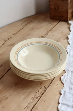 6 assiettes creuses vintage faïence ivoire – liserés bleu pâle et orange
