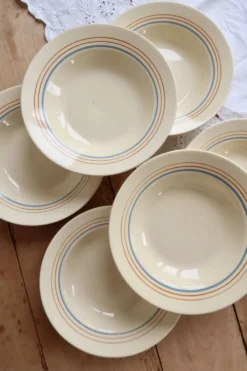 6 assiettes creuses vintage faïence ivoire – liserés bleu pâle et orange