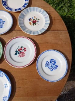 10 assiettes à dessert anciennes dépareillées