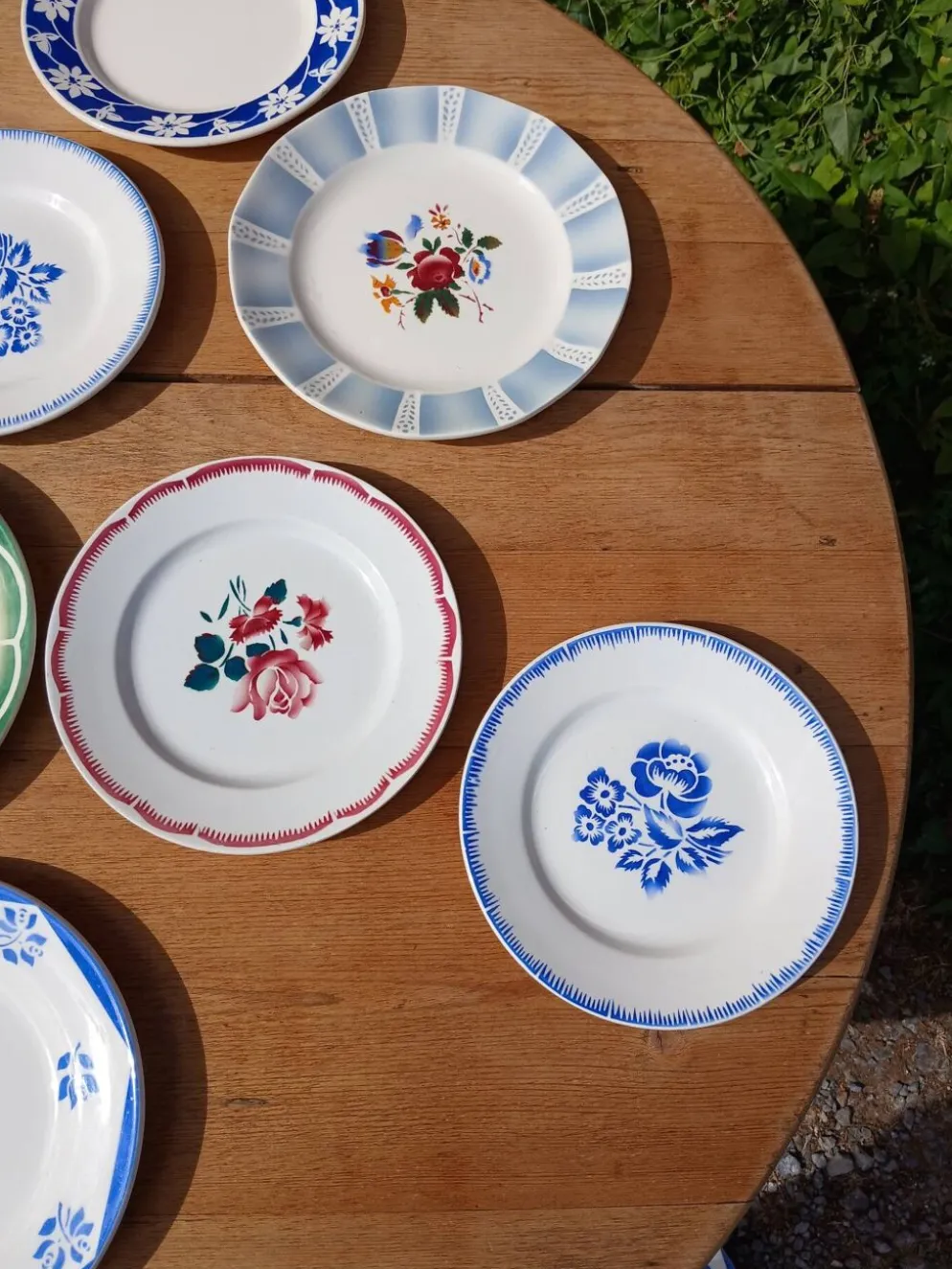 10 assiettes à dessert anciennes dépareillées