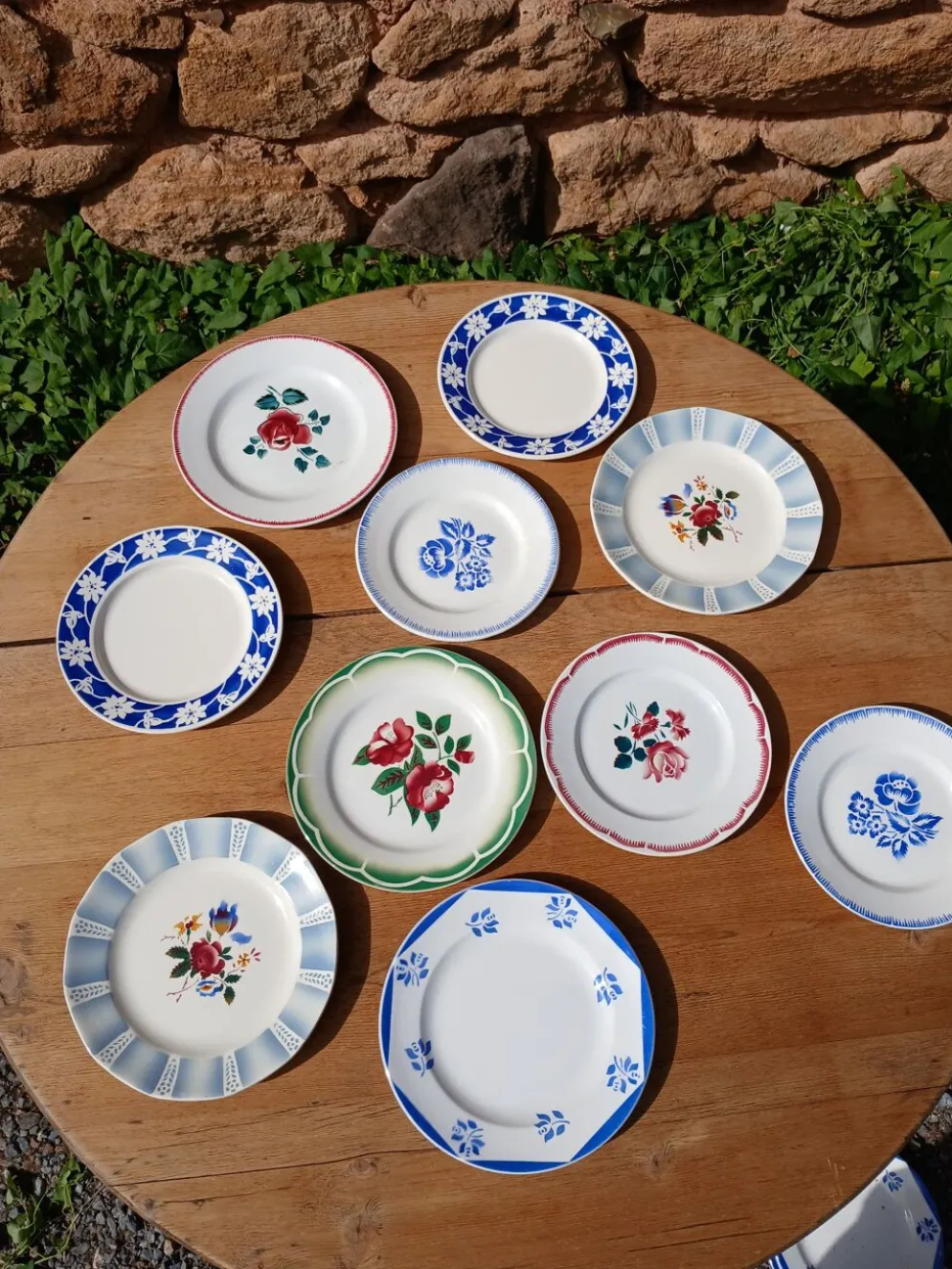 10 assiettes à dessert anciennes dépareillées