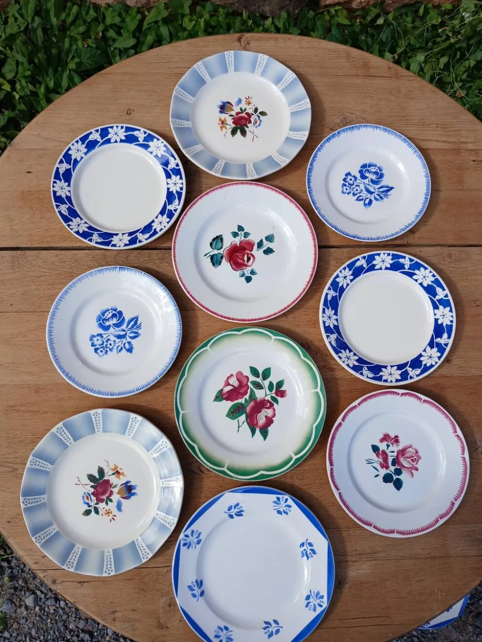 10 assiettes à dessert anciennes dépareillées