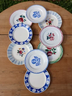10 assiettes à dessert anciennes dépareillées