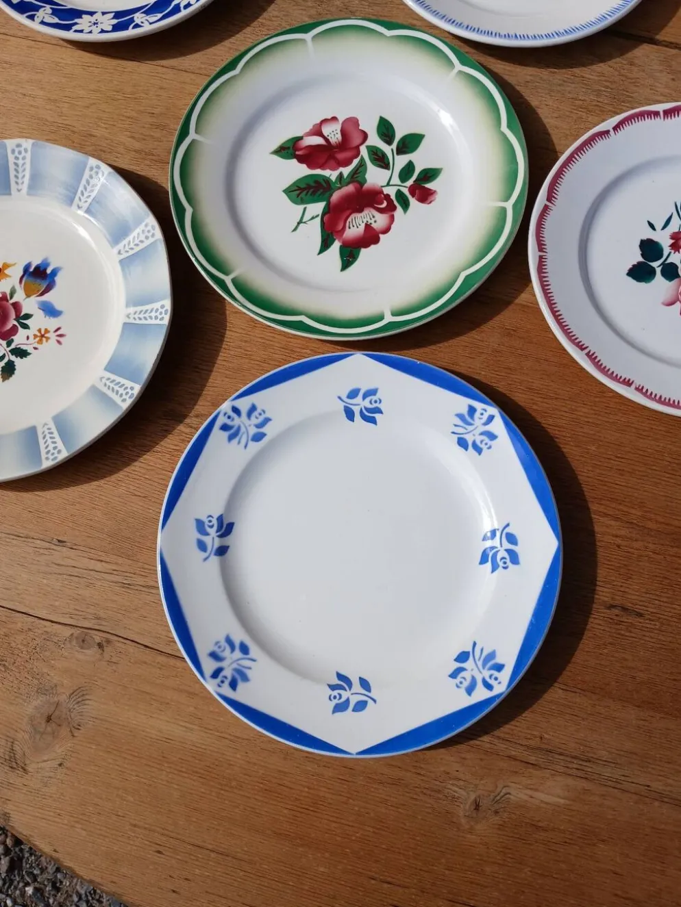 10 assiettes à dessert anciennes dépareillées