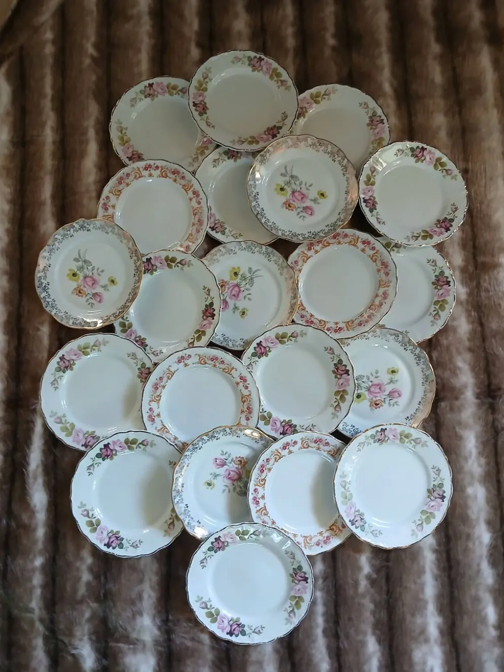 21 assiettes à dessert anciennes dépareillées