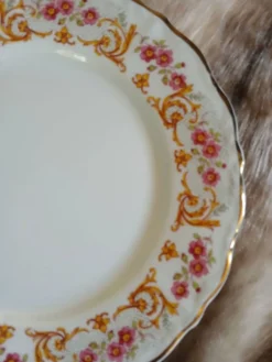 21 assiettes à dessert anciennes dépareillées